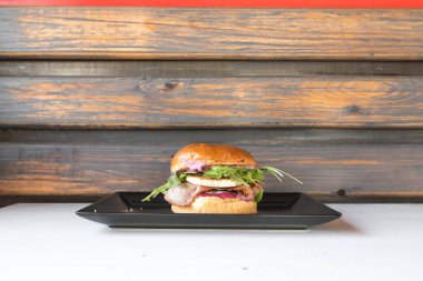 Yeni hazırlanmış yemek / yemek bir restoranda servis edilecek.