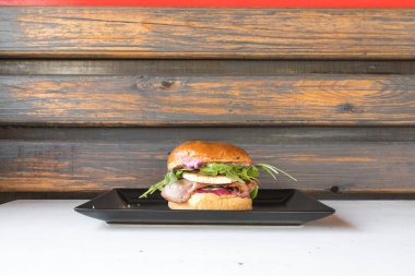 Yeni hazırlanmış yemek / yemek bir restoranda servis edilecek.