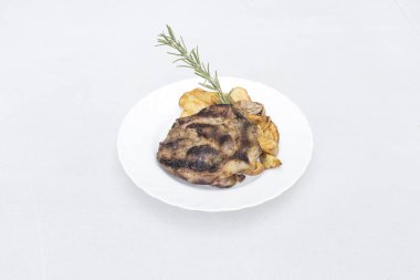 Yeni hazırlanmış yemek / yemek bir restoranda servis edilecek.