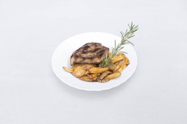 Yeni hazırlanmış yemek / yemek bir restoranda servis edilecek.