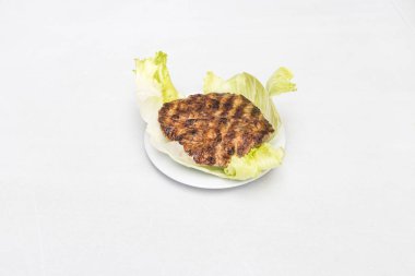 Yeni hazırlanmış yemek / yemek bir restoranda servis edilecek.