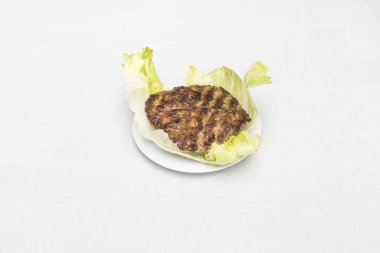 Yeni hazırlanmış yemek / yemek bir restoranda servis edilecek.