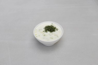 Yeni hazırlanmış yemek / yemek bir restoranda servis edilecek.