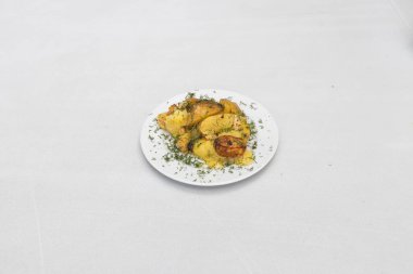 Yeni hazırlanmış yemek / yemek bir restoranda servis edilecek.