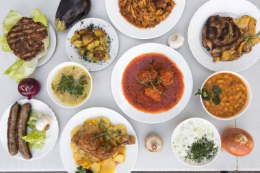 Yeni hazırlanmış yemek / yemek bir restoranda servis edilecek.