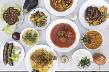 Yeni hazırlanmış yemek / yemek bir restoranda servis edilecek.