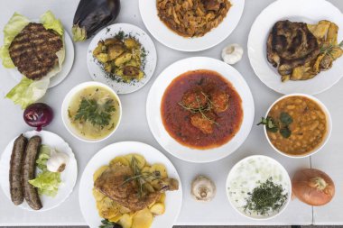 Yeni hazırlanmış yemek / yemek bir restoranda servis edilecek.