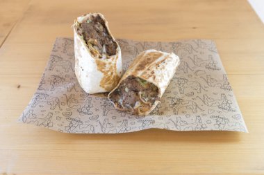 Yeni hazırlanmış yemek / yemek bir restoranda servis edilecek.