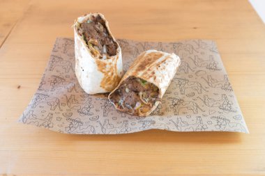 Yeni hazırlanmış yemek / yemek bir restoranda servis edilecek.