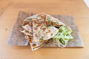 Yeni hazırlanmış yemek / yemek bir restoranda servis edilecek.