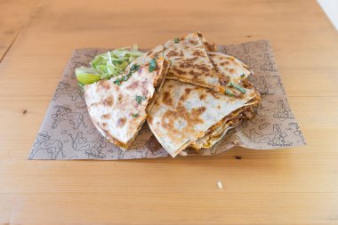 Yeni hazırlanmış yemek / yemek bir restoranda servis edilecek.