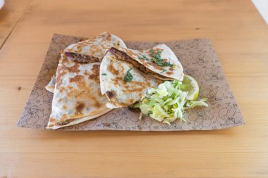 Yeni hazırlanmış yemek / yemek bir restoranda servis edilecek.