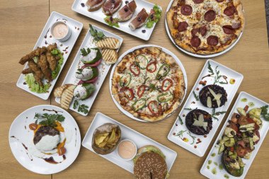 Yeni hazırlanmış yemek / yemek bir restoranda servis edilecek.