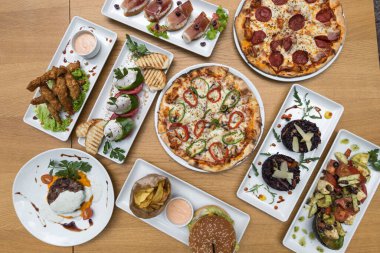 Yeni hazırlanmış yemek / yemek bir restoranda servis edilecek.