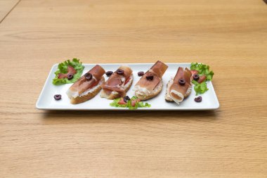 Yeni hazırlanmış yemek / yemek bir restoranda servis edilecek.