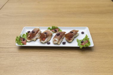 Yeni hazırlanmış yemek / yemek bir restoranda servis edilecek.