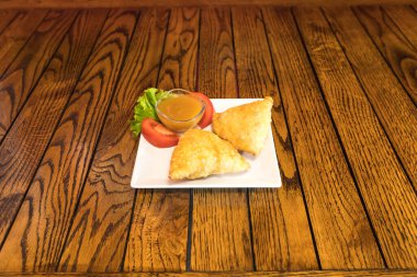 Yeni hazırlanmış yemek / yemek bir restoranda servis edilecek.