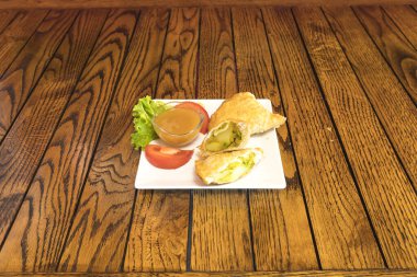 Yeni hazırlanmış yemek / yemek bir restoranda servis edilecek.