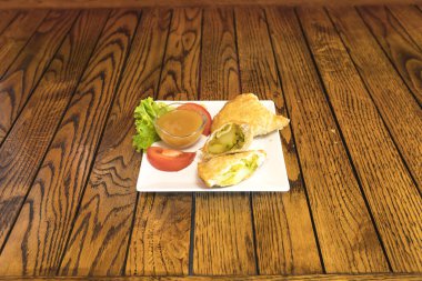 Yeni hazırlanmış yemek / yemek bir restoranda servis edilecek.