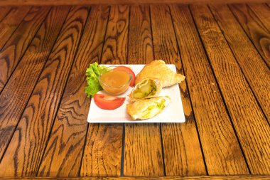 Yeni hazırlanmış yemek / yemek bir restoranda servis edilecek.