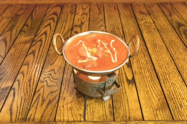 Yeni hazırlanmış yemek / yemek bir restoranda servis edilecek.