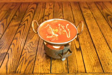 Yeni hazırlanmış yemek / yemek bir restoranda servis edilecek.