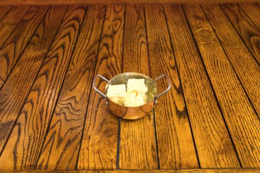 Yeni hazırlanmış yemek / yemek bir restoranda servis edilecek.