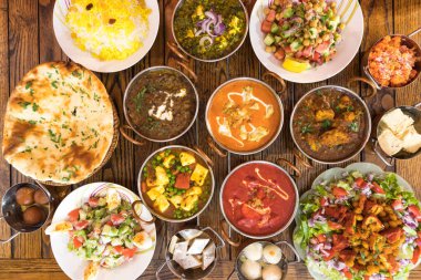 Yeni hazırlanmış yemek / yemek bir restoranda servis edilecek.