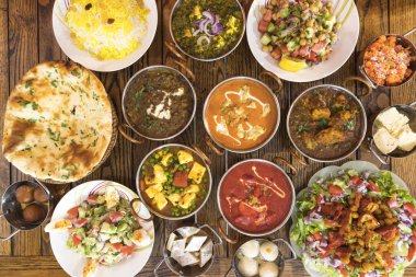 Yeni hazırlanmış yemek / yemek bir restoranda servis edilecek.