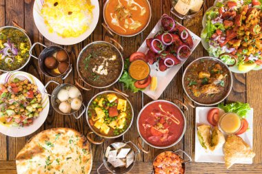 Yeni hazırlanmış yemek / yemek bir restoranda servis edilecek.