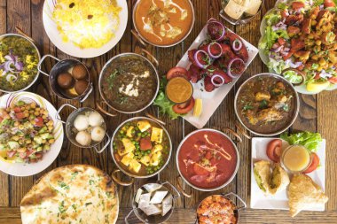 Yeni hazırlanmış yemek / yemek bir restoranda servis edilecek.