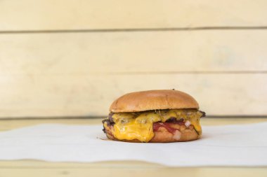 Yeni hazırlanmış yemek / yemek bir restoranda servis edilecek.