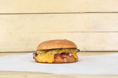 Yeni hazırlanmış yemek / yemek bir restoranda servis edilecek.