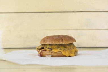 Yeni hazırlanmış yemek / yemek bir restoranda servis edilecek.