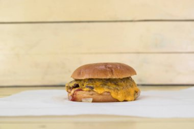 Yeni hazırlanmış yemek / yemek bir restoranda servis edilecek.