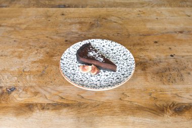 Yeni hazırlanmış yemek / yemek bir restoranda servis edilecek.