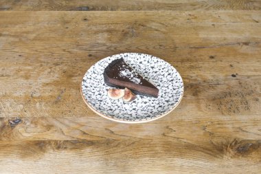 Yeni hazırlanmış yemek / yemek bir restoranda servis edilecek.