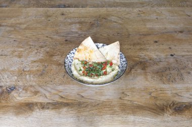 Yeni hazırlanmış yemek / yemek bir restoranda servis edilecek.