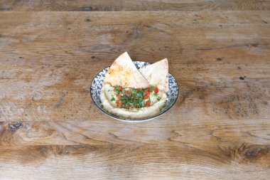 Yeni hazırlanmış yemek / yemek bir restoranda servis edilecek.