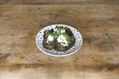 Yeni hazırlanmış yemek / yemek bir restoranda servis edilecek.