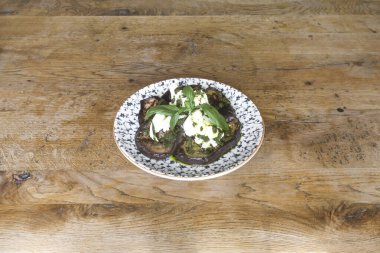 Yeni hazırlanmış yemek / yemek bir restoranda servis edilecek.