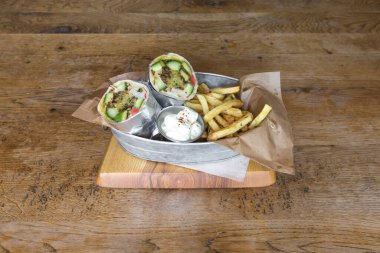 Yeni hazırlanmış yemek / yemek bir restoranda servis edilecek.