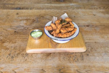 Yeni hazırlanmış yemek / yemek bir restoranda servis edilecek.