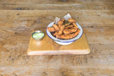 Yeni hazırlanmış yemek / yemek bir restoranda servis edilecek.