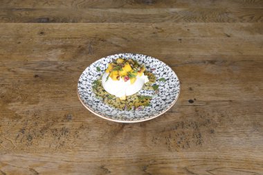 Yeni hazırlanmış yemek / yemek bir restoranda servis edilecek.