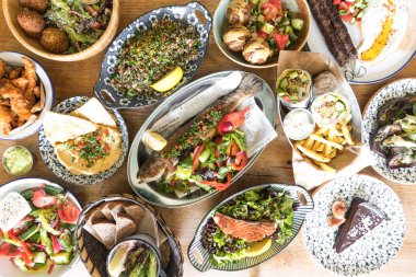 Yeni hazırlanmış yemek / yemek bir restoranda servis edilecek.