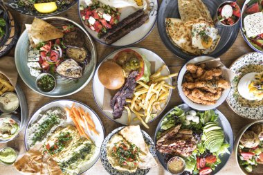 Yeni hazırlanmış yemek / yemek bir restoranda servis edilecek.