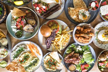 Yeni hazırlanmış yemek / yemek bir restoranda servis edilecek.