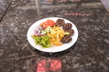 Yeni hazırlanmış yemek / yemek bir restoranda servis edilecek.