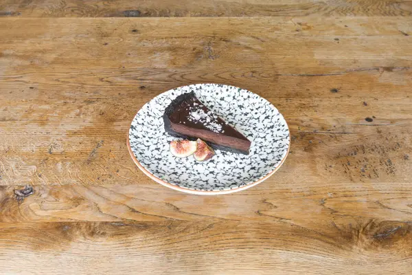 Yeni hazırlanmış yemek / yemek bir restoranda servis edilecek.